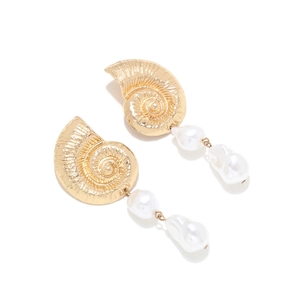 Orecchini vintage a conchiglia dorata con perle barocche e design in stile marino
