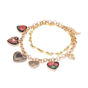 Collier doré multi-rangs avec pendentifs coeurs en émail noir aux motifs floraux