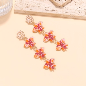 Boucles d'oreilles fleurs longues avec perles blanches et fleurs émaillées roses dorées