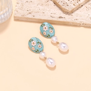 Boucles d'oreilles perles baroques et fleurs en émail bleu clair au style rétro chic