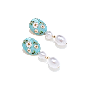 Boucles d'oreilles élégantes en émail avec perles baroques et motifs floraux bleus
