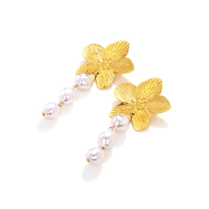 Élégantes boucles d'oreilles fleur à cinq pétales dorées avec perles baroques vintage