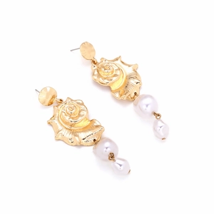 Elegant gold conch shell earrings with baroque pearls in a stylish ocean tassel design