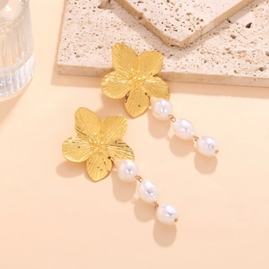 Boucles d'oreilles fleur dorée à cinq pétales avec perles baroques tombantes élégantes