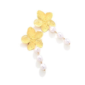 Élégantes boucles d'oreilles fleur dorée avec perles baroques blanches pendantes