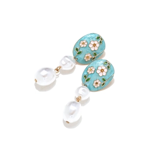 Boucles d'oreilles perles baroques avec motif floral en émail bleu clair doré