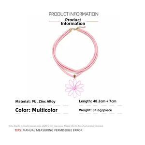 Détail du collier double en cordon PU avec pendentif floral et spécifications