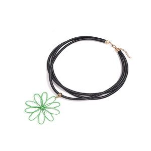 Collier multi-rangs en corde PU avec pendentif fleur de marguerite verte sur fond blanc