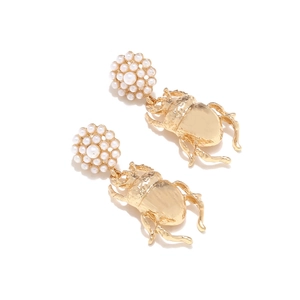 Boucles d'oreilles rétro scarabée doré avec grappes de perles blanches rondes