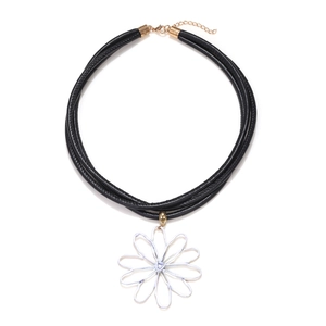 Collier choker multi-cordons noir avec grand pendentif fleur ajourée blanche et fermoir doré