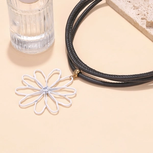 Détail du pendentif fleur marguerite blanche avec cœur doré sur cordon en cuir PU