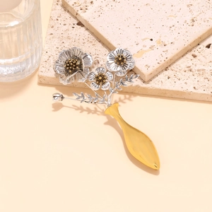 Broche vintage en alliage en forme de vase avec fleurs argentées et base dorée