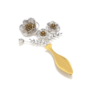 Broche vase rétro dorée avec fleurs argentées et détails précis sur fond blanc pur