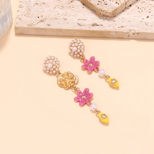 Asymmetric long flower and lemon earrings with gold metal and white pearls design