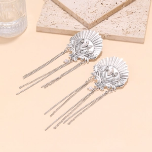 Gros plan de boucles d'oreilles vintage en forme de coquille avec cristaux et perles