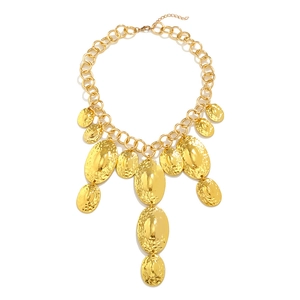 Collier vintage doré avec grands pendentifs ovales à texture martelée pour femme