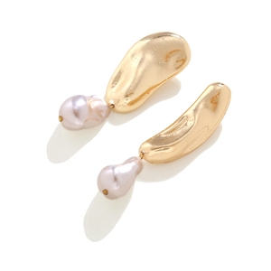 Retro geometric earrings with gold irregular metal plates and baroque imitation pearls
