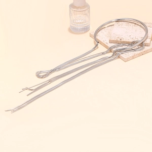 Collier ras du cou minimaliste argenté avec de longues chaînes à pompons en métal