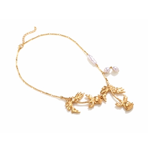 Collana di perle barocche con foglie di fiori dorati in stile retrò vintage chic