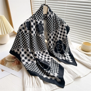 Κομψό μεταξωτό μαντήλι 90cm με σχέδια houndstooth και καμέλια σε λευκό πουκάμισο