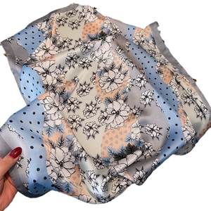 Foulard satiné pour femme avec imprimé floral et pois dans des tons bleu clair