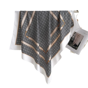 Elegante foulard di seta con motivi greci bianchi e neri e dettagli equestri di classe