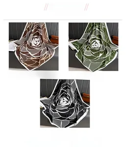 Vue détaillée de grands foulards en soie à fleurs en marron, vert armée et noir avec grille
