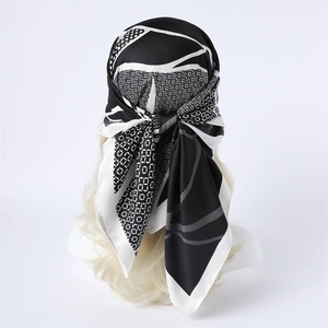 Détail d'un grand foulard en soie de 90cm avec motif géométrique noir et blanc élégant