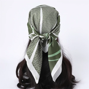 Carré de soie floral vert et blanc perle de 90cm porté comme un accessoire de tête élégant