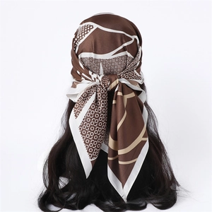 Grand foulard carré de 90cm en satin de soie avec imprimé géométrique porté en turban