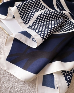 Gros plan du foulard carré imitation soie à motifs géométriques et ourlet fini
