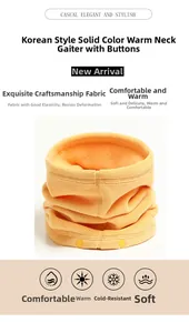 Détail du cache-col en polaire jaune avec tissu thermique doux et fermeture par bouton
