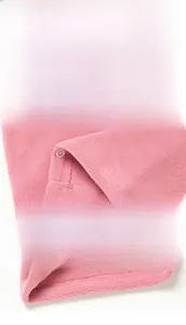 Détail d'un cache-cou en polaire rose avec boutons en résine et texture thermique