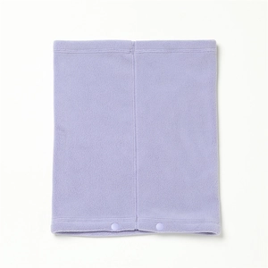 Détail d'un tour de cou en polaire violette avec texture douce et boutons-pression réglables