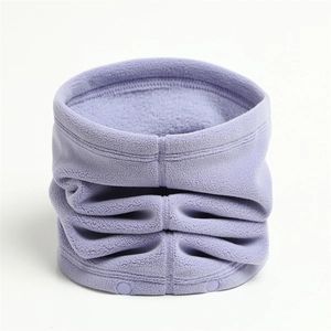 Détail du cache-col en polaire lilas avec boutons-pression ajustables et texture douce