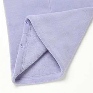 Détail d'un tour de cou en polaire violette avec bouton-pression et coutures soignées
