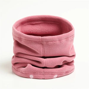 Détail du cache-col en polaire rose montrant la texture douce et la fermeture à bouton-pression
