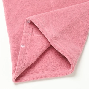 Vue macro du tissu polaire rose doux avec des boutons-pression en résine