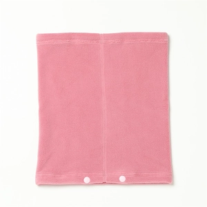 Détail d'un tour de cou en polaire rose avec texture douce et boutons-pression