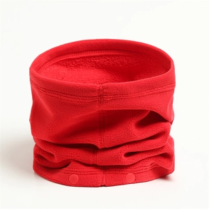 Détail d'un tour de cou en polaire rouge avec fermeture à boutons-pression et coutures