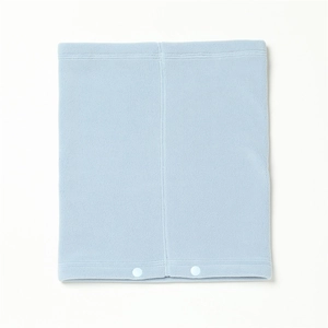 Détail d'un tour de cou en polaire bleu clair avec fermeture boutonnée et texture douce