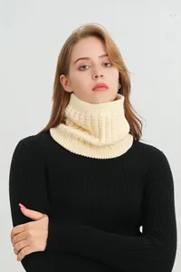 Dettaglio dello scaldacollo in maglia spessa con morbida fodera in pile per l'inverno