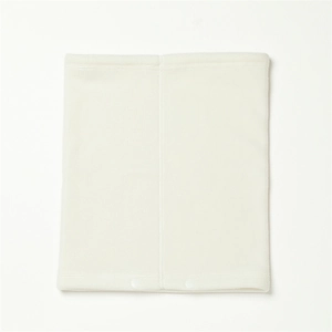 Détail macro du tour de cou en polaire blanc crème avec fermeture à bouton-pression