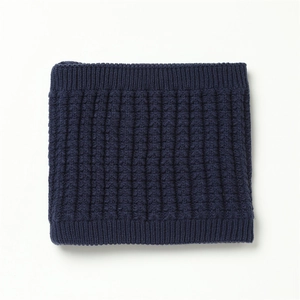 Dettaglio scaldacollo in maglia blu scuro con bordi a coste e trama a nido d'ape