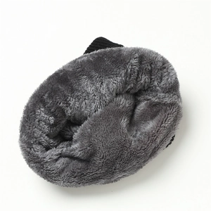 Dettaglio della fodera in peluche grigio e tessuto a maglia nero dello scaldacollo