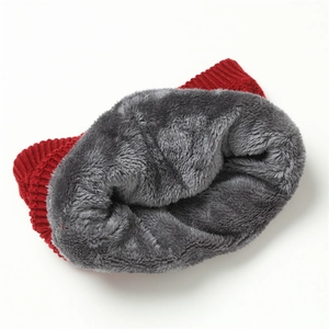 Dettaglio dello scaldacollo in maglia con tessuto rosso e spessa fodera in pile grigio