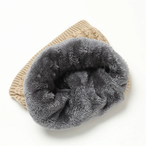 Dettaglio della fodera in peluche grigio e trama a maglia kaki dello scaldacollo