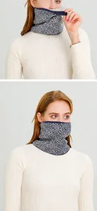 Detailansicht von marineblauem Strick-Halswärmer mit dickem grauem Fleece-Futter für den Winter