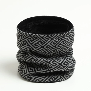 Detail eines Winter-Halswärmers mit geometrischem Jacquard-Muster und dickem schwarzen Fleecefutter