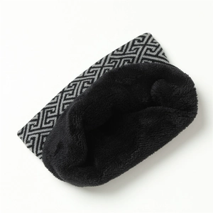 Detail eines Winter-Halswärmers mit geometrischem Strickmuster und weichem Fleece-Futter